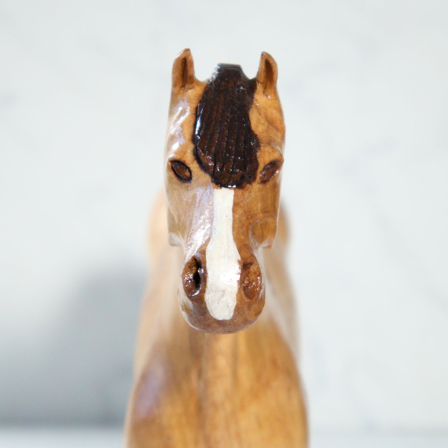 Caballo tallado grande