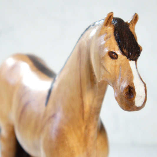 Caballo tallado grande